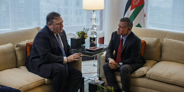 Rey Abdullah II de Jordania le dice a Pompeo que la comunidad internacional debe apoyar a UNRWA