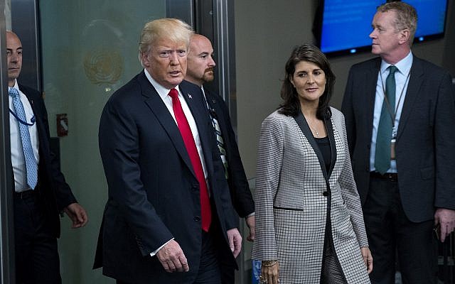 El discurso del presidente Donald Trump llega con Nikki Haley, embajadora de Estados Unidos en la ONU, durante la 73ª sesión de la Asamblea General de las Naciones Unidas, en la sede de la ONU, el 25 de septiembre de 2018. (AP Photo / Craig Ruttle)