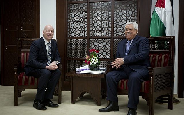 El enviado del proceso de paz del presidente Trump, Jason Greenblatt, a la izquierda, se reúne con el presidente de la Autoridad Palestina Mahmoud Abbas en la oficina del presidente en la ciudad cisjordana de Ramallah, 14 de marzo de 2017. (AP Photo / Majdi Mohammed)