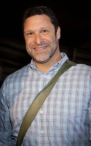 Foto de archivo de Ari Fuld, padre de cuatro y residente de Efrat. Fuld fue miembro del escuadrón de emergencia en Gush Etzion, en la imagen de un evento de celebración el 31 de octubre de 2017, con su rifle. Fue asesinado por un terrorista palestino en un ataque de apuñalamiento en el cruce de Gush Etzion el 16 de septiembre de 2018 (Gershon Elinson / FLASH 90)