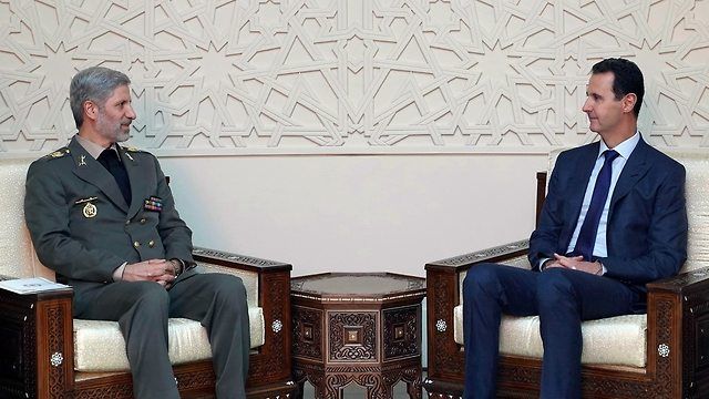 El presidente sirio Assad y el ministro de Defensa iraní, Amir Khatami (Foto: AP)