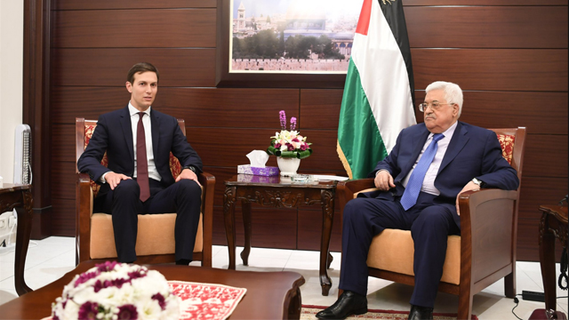 Jared Kushner y el presidente Abbas. (Archivo)