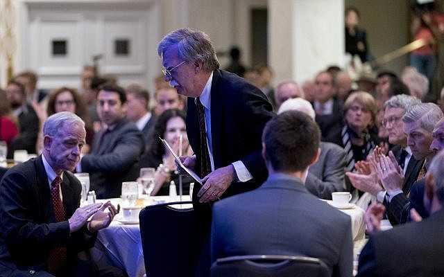 En esta foto de archivo tomada el 9 de abril de 2018, el presidente de EE. UU., Donald Trump, estrecha la mano del asesor de Seguridad Nacional, John Bolton, durante una reunión con altos líderes militares en la Casa Blanca. (AFP Photo / Nicholas Kamm)