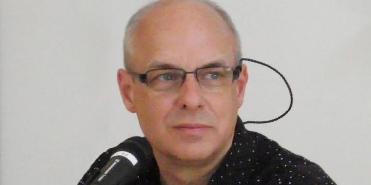 Festival alemán cancela presentación de Brian Eno por instar a boicot contra Israel
