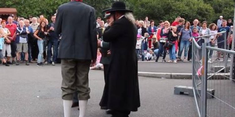 Judío retratado como un avaro en festival de ciudad checa