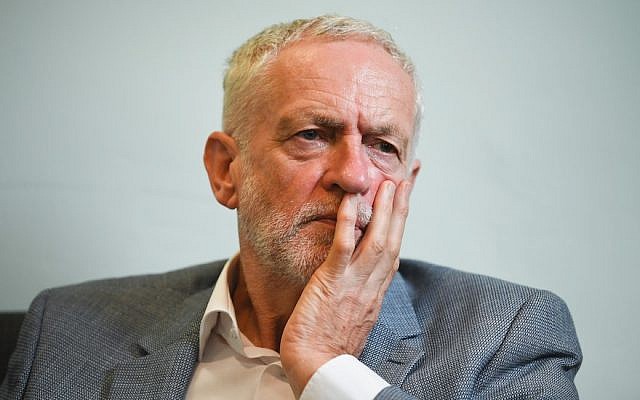 Jeremy Corbyn se reúne con solicitantes de asilo en Glasgow, Escocia, el 22 de agosto de 2018. (Jeff J Mitchell / Getty Images vía JTA)