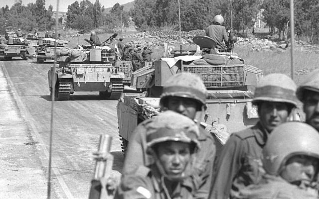 Tropas israelíes que se precipitan hacia la frontera norte con el estallido de la Guerra de Yom Kippur, 7 de octubre de 1973. (GPO / Eitan Harris)