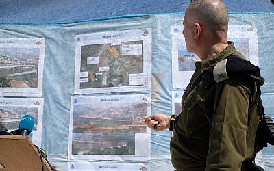 Bergantín. El general Eran Ofir muestra mapas y fotografías del muro de hormigón que Israel está construyendo a lo largo de la frontera israelí-libanesa, en un mirador cerca de la ciudad israelí de Rosh Hanikra el 5 de septiembre de 2018. (Judah Ari Gross / Times of Israel)