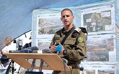 El mayor Tomer Gilad habla con reporteros desde un mirador cerca de la ciudad israelí de Rosh Hanikra el 5 de septiembre de 2018. (Judah Ari Gross / Times of Israel)