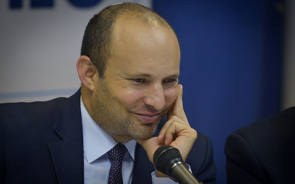 El ministro de Educación Naftali Bennett es visto en la sede del ministerio en Tel Aviv antes del comienzo del año escolar el 1 de septiembre de 2018. (Flash 90)