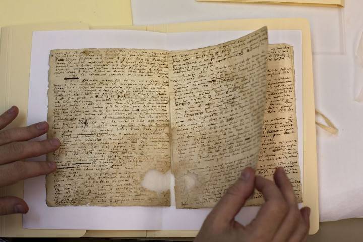 Escritos teológicos de Newton en la Biblioteca Nacional de Israel en Jerusalén, Octubre 2014. (Foto: AP Photo/Sebastián Scheiner)