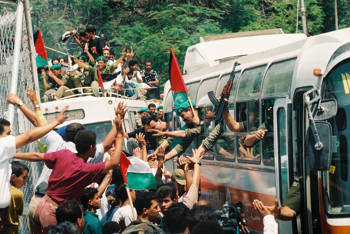 La policía palestina celebra su entrada a la ciudad de Jericó el viernes 13 de mayo de 1994. Fue una de las primeras ciudades entregadas al control de la Autoridad Palestina en 1994, de conformidad con los Acuerdos de Oslo. Crédito: Foto por Yossi Zamir / Flash90