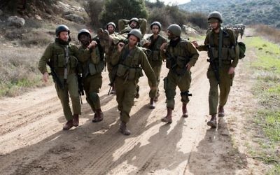 Una foto ilustrativa de los soldados de la reserva israelí participa en un simulacro de entrenamiento en la base militar de Baf Lachish en el sur de Israel, el 22 de diciembre de 2016. (Maor Kinsbursky / Flash90)