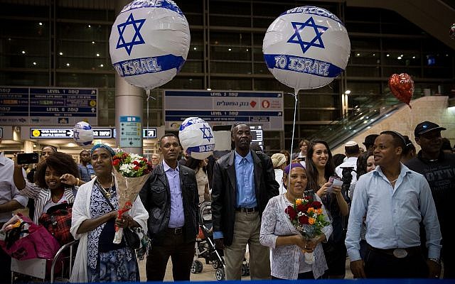 Ilustrativo: los familiares de judíos etíopes esperan su llegada al aeropuerto Ben Gurion, en las afueras de Tel Aviv, el 6 de junio de 2017. (Miriam Alster / Flash90.)