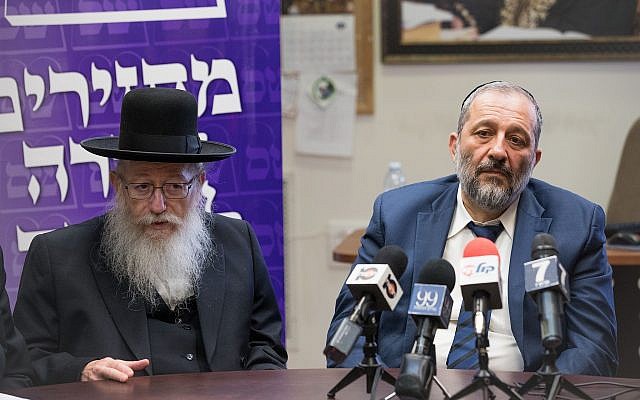 Líder del partido del partido 'Shas', Aryeh Deri, derecha, con el líder del partido de judaísmo de la Torah, el viceministro de Salud, Yaakov Litzman, durante una reunión conjunta del Knesset, en Jerusalén, el 19 de junio de 2017. (Yonatan Sindel / Flash90)