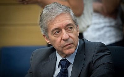 Yossi Beilin asiste a una sesión de Comité de Constitución, Derecho y Justicia en la Knéset el 9 de julio de 2017. (Yonatan Sindel / Flash90)