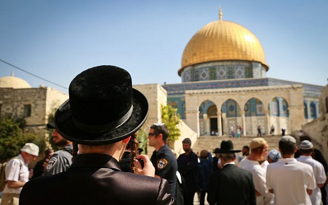 Los judíos visitan el complejo del Monte del Templo, el sitio de la Mezquita de Al Aqsa y la Cúpula de la Roca en la Ciudad Vieja de Jerusalén, durante las vacaciones de Sukkot, 8 de octubre de 2017 (Flash90 / Yaakov Lederman)