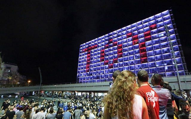 Los israelíes celebran la victoria de Netta Barzlilai en el concurso de canciones de Eurovisión 2018, Tel Aviv, 12 de mayo de 2018 (FLASH90)