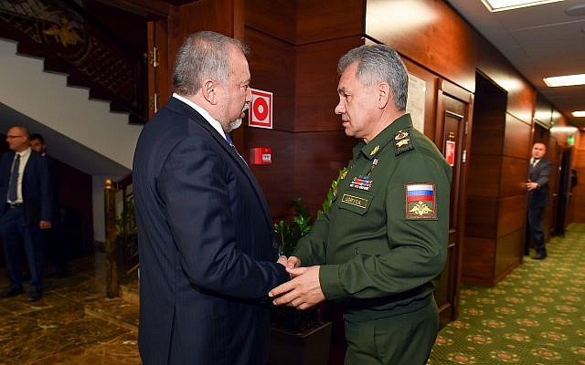 El ministro de Defensa, Avigdor Liberman, se reúne con el ministro de Defensa ruso, Sergei Shoigu, en Moscú, Rusia, el 31 de mayo de 2018. (Ariel Hermoni / Ministerio de Defensa)