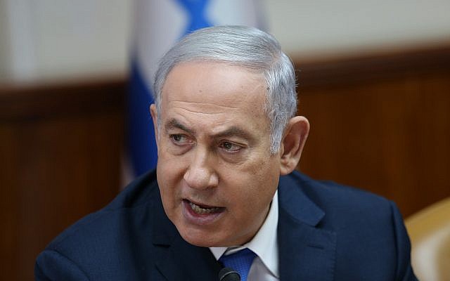 El primer ministro Benjamin Netanyahu dirige la reunión semanal del gabinete en la Oficina del Primer Ministro en Jerusalén el 29 de julio de 2018. (Alex Kolomoisky / POOL / YEDIOTH AHRONOTH vía Flash90)