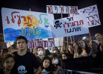 Miles de manifestantes en Tel Aviv protestan por la ubicación de una plataforma de gas