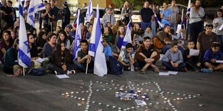 Netanyahu visita a la familia de Ari Fuld y ofrece condolencias