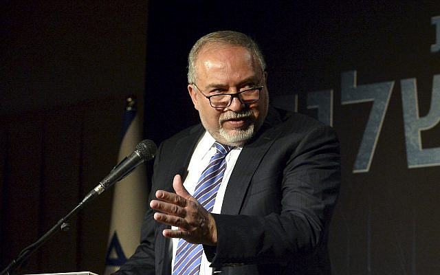 El Ministro de Defensa, Avigdor Lieberman, habla durante la inauguración de la Exposición FDI en Tel Aviv, el 20 de septiembre de 2018. (Yossi Zeliger / Flash90)
