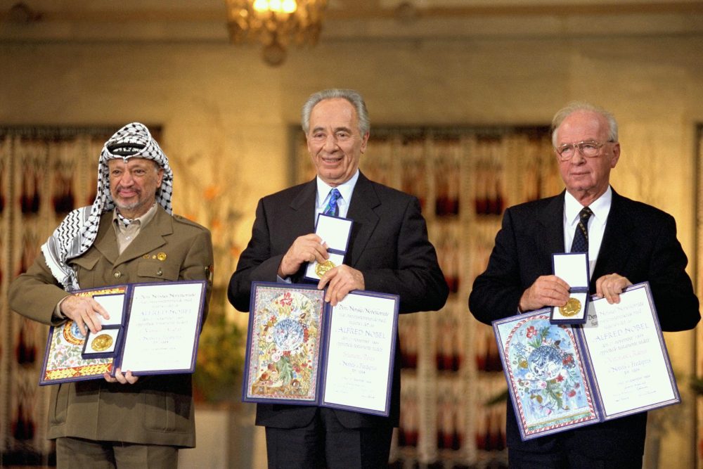 Los premios Nobel de la Paz de 1994 en Oslo. Desde la izquierda: el presidente de la OLP, Yasser Arafat, el ministro de Relaciones Exteriores de Israel, Shimon Peres, y el primer ministro israelí, Yitzhak Rabin. Crédito: GPO israelí.