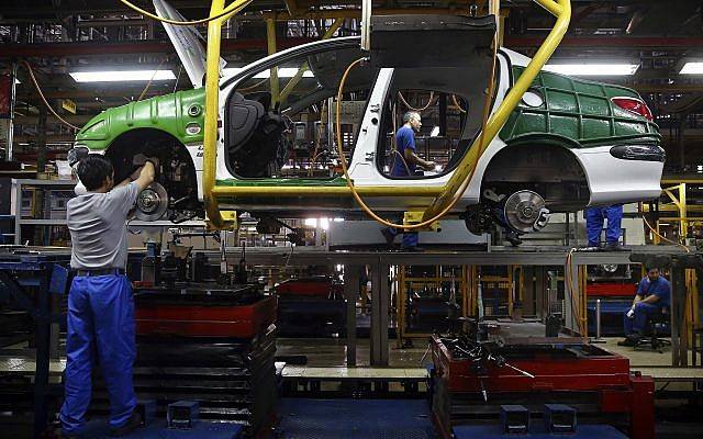 9 de septiembre de 2018, un trabajador iraní monta un automóvil en la planta de fabricación de automóviles Iran Khodro, a las afueras de Teherán, Irán. (Foto AP / Ebrahim Noroozi)