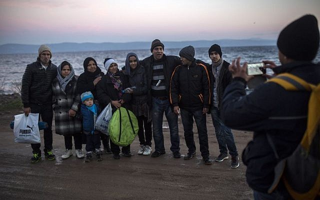 Refugiados afganos toman una foto grupal después de su llegada en un bote auxiliar, junto con otros refugiados y migrantes, desde la costa turca hasta la isla griega de Lesbos, noreste de El Salvador, el 30 de noviembre de 2015. (AP / Santi Palacios)