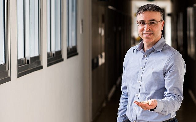 El profesor Hossam Haick del Technion que sostiene los analizadores de aliento que utilizan sensores miniaturizados y algoritmos de aprendizaje automático para detectar la aparición temprana de la enfermedad de Parkinson (Technion) Artículo original de © israelnoticias.1eye.us | Autorizado para su difusión incluyendo este mensaje y la dirección: https://israelnoticias.1eye.us/tecnologia/nuevo-alcoholimetro-puede-indicar-aparicion-temprana-parkinson-investigadores-israelies/