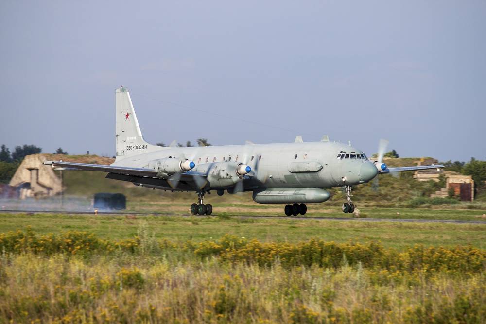 En esta foto tomada el 6 de julio de 2015, un avión de inteligencia electrónica Il-20 de la fuerza aérea rusa despega de un aeródromo cerca de Rostov-on-Don, Rusia. (Foto AP)