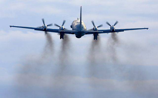 Un avión de reconocimiento Ilyushin Il-20M despega en la base de la fuerza aérea de Kubinka cerca de Moscú, Rusia, el 19 de febrero de 2014. (Artyom Anikeev / iStock / Getty Images)