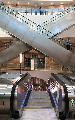 Escaleras mecánicas en la estación Yitzhak Navon de Jerusalén. 20 de septiembre de 2018. (Sue Surkes / Times of Israel)