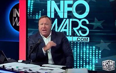 Captura de pantalla sin fecha del host de InfoWars Alex Jones. (Captura de pantalla: Vimeo)