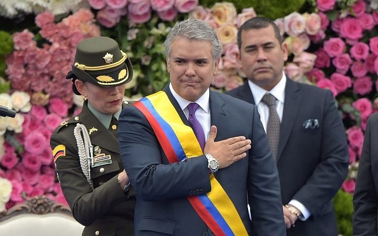 El nuevo presidente de Colombia, Ivan Duque, hace un gesto después de recibir la banda presidencial durante su ceremonia de inauguración en la Plaza Bolívar en Bogotá, el 7 de agosto de 2018. (AFP Photo / Raul Arboleda)