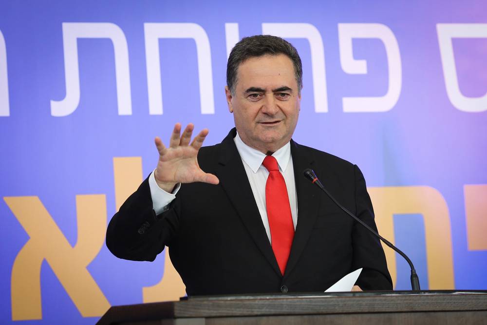 El ministro de Inteligencia y Transporte, Israel Katz, habla durante la ceremonia de inauguración de la nueva estación de trenes en la ciudad sureña israelí de Kiryat Malachi, el 17 de septiembre de 2018. (Flash 90)