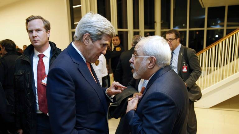 El entonces Secretario de Estado de los Estados Unidos, John Kerry (izquierda), habla con el Ministro de Relaciones Exteriores iraní Mohammad Javad Zarif en Viena, Austria, el 16 de enero de 2016. (AFP / Kevin Lamarque / Pool)