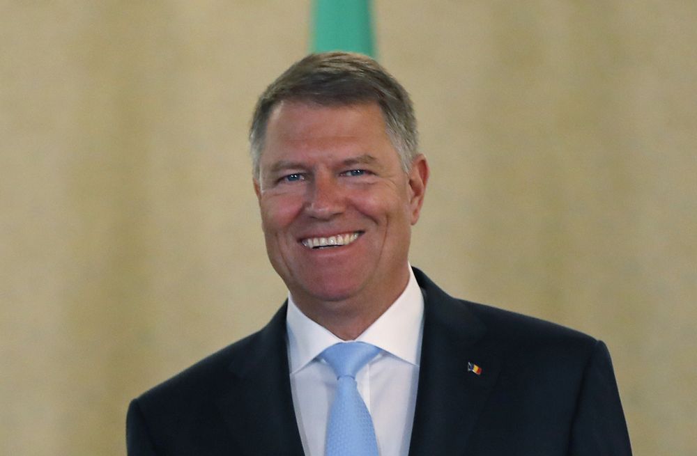 En esta foto de archivo fechada el jueves 19 de abril de 2018, el presidente de Rumanía, Klaus Iohannis, reaccionó durante una reunión con el primer ministro italiano, Paolo Gentiloni, en Bucarest, Rumania. (AP Photo / Vadim Ghirda)