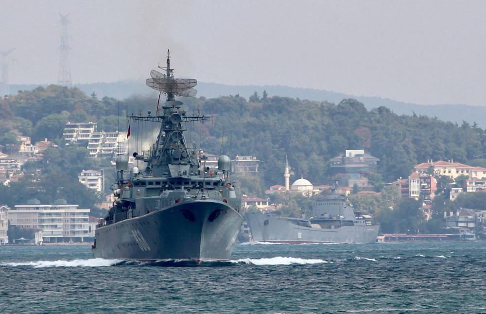 La fragata Pytlivy de la Armada rusa, seguida del barco de desembarco Nikolai Filchenkov, navega en el Bósforo, en su camino hacia el mar Mediterráneo, en Estambul, Turquía, el 24 de agosto de 2018. YORUK ISIK / Reuters