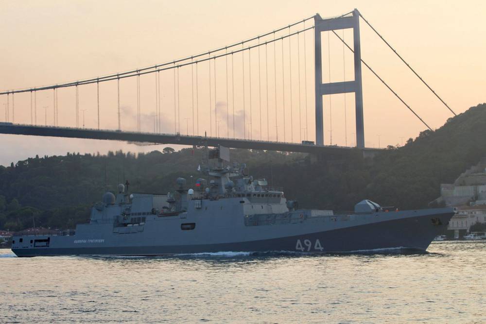 La fragata de la marina rusa Almirante Grigorovich navega en el Bósforo, en su camino hacia el mar Mediterráneo, en Estambul, Turquía el 25 de agosto de 2018. \ YORUK ISIK / REUTERS