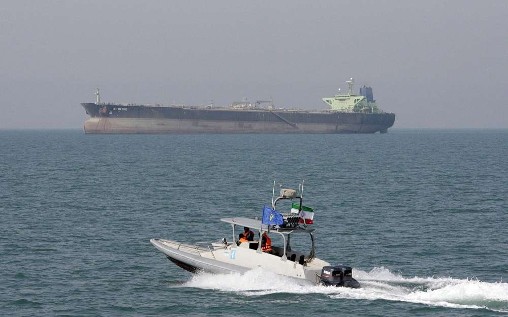 En esta foto de archivo del 2 de julio de 2012, una lancha rápida de la Guardia Revolucionaria iraní se mueve en el Golfo Pérsico mientras se ve un petrolero en el fondo (AP Photo / Vahid Salemi, Archivo)