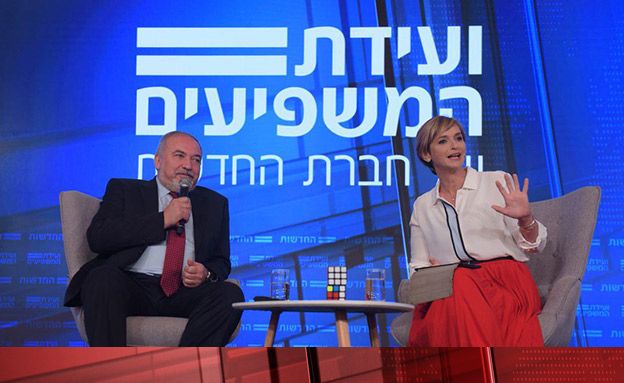 El Ministro de Defensa Avigdor Liberman, izquierda, con la Dana Weiss de Hadashot en la Conferencia de Influenciadores de Hadashot en Jerusalén el 3 de septiembre de 2018. (Hadashot)