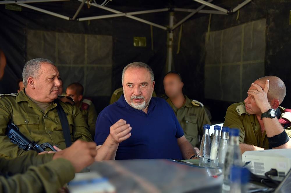 El ministro de Defensa, Avigdor Liberman, centro, el jefe de personal de las FDI Gadi Eisenkot y altos oficiales de las FDI visitan un ejercicio simulando la guerra con el grupo terrorista Hezbolá, con sede en Líbano, el 4 de septiembre de 2018. (Ariel Hermoni / Ministerio de Defensa)