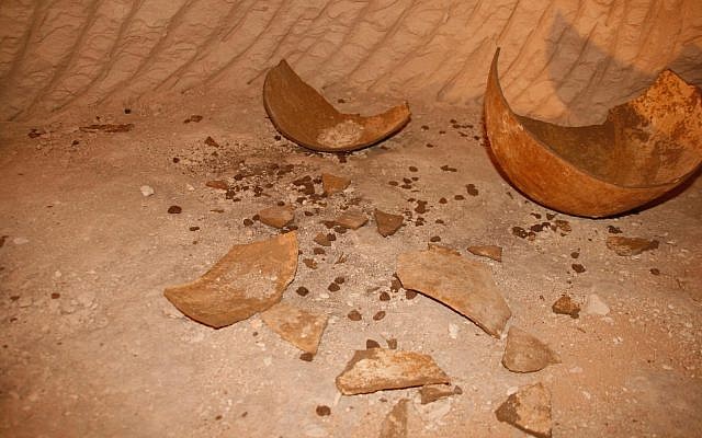 La cerámica rota y docenas de sellados de arcilla encontrados en una de las siete habitaciones recientemente descubiertas de un complejo subterráneo en la antigua ciudad de la era helenística de Maresha, cerca de Beit Guvrin. (Asaf Stern)