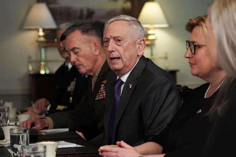 El Secretario de Defensa de EE. UU. Jim Mattis (2da a la derecha) habla mientras el Jefe del Estado Mayor Conjunto, el General Joseph Dunford (a su izquierda) escucha durante una reunión bilateral con el Ministro de Defensa Avigdor Liberman, en el Pentágono en Arlington, Virginia, 26 de abril. 2018. (Alex Wong / Getty Images / AFP)