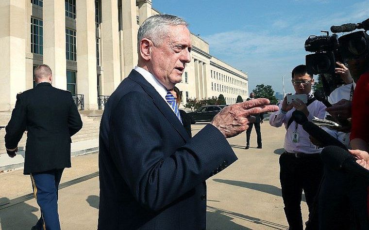 El secretario de Defensa de EE. UU., Jim Mattis, habla a los medios de comunicación antes de recibir al ministro de Asuntos Exteriores de Omán en el Pentágono en Arlington, Virginia, el 27 de julio de 2018. (Mark Wilson / Getty Images / AFP)