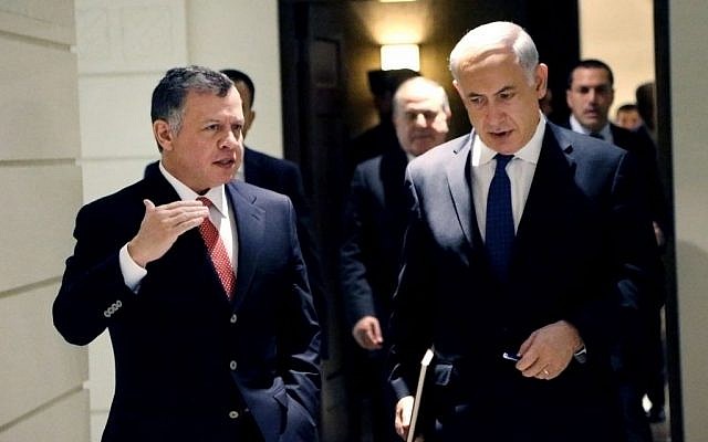 El primer ministro, Benjamin Netanyahu, a la derecha, y el rey de Jordania, Abdullah II, durante la visita sorpresa de Ammar a Amman el 16 de enero de 2014. (Crédito de la foto: AP / Yousef Allan / Palacio Real de Jordania)