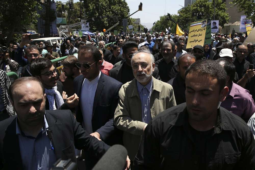 El jefe de la Organización de Energía Atómica de Irán, Ali Akbar Salehi, en el centro, asiste al mitin anual anti-Israel de Al-Quds, Jerusalén, en Teherán, Irán, el 8 de junio de 2018 (AP Photo / Vahid Salemi)