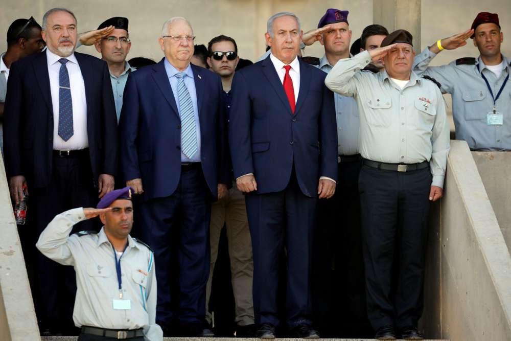 Reuven Rivlin, Benjamin Netanyahu, Avigdor Lieberman y el teniente general Gadi Eizenkot asisten a una ceremonia de graduación de nuevos oficiales del ejército israelí en una base cerca de Mitzpe Ramon, Israel, el 20 de junio de 2018. Amir Cohen / Reuters